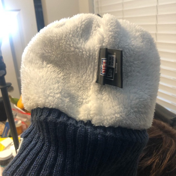 New Era NFL Seattle Seahawks Women’s Promo Beanie Knit Cap Winter Pom Hat Sz One - Picture 9 of 10